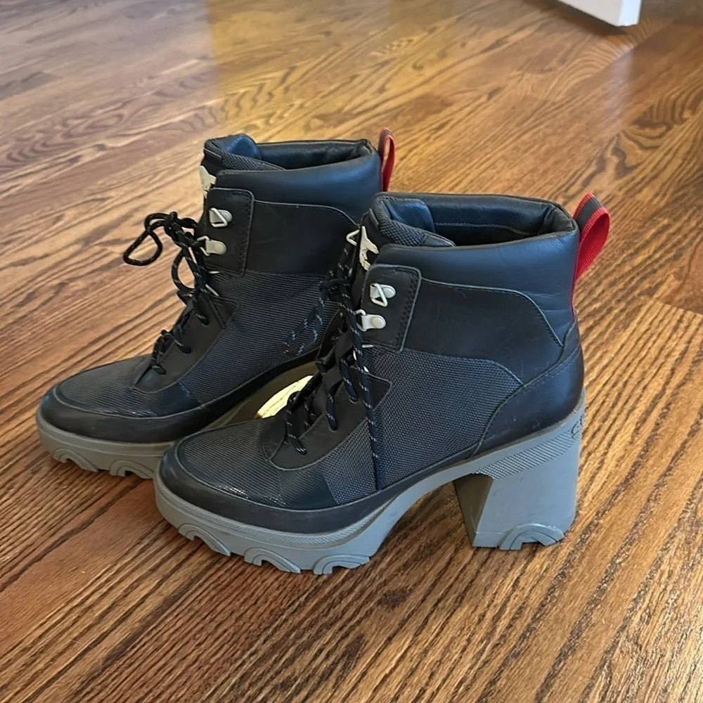 Sorel weather proof chunky heeled boots. Army green. Size 10.5. Worn once